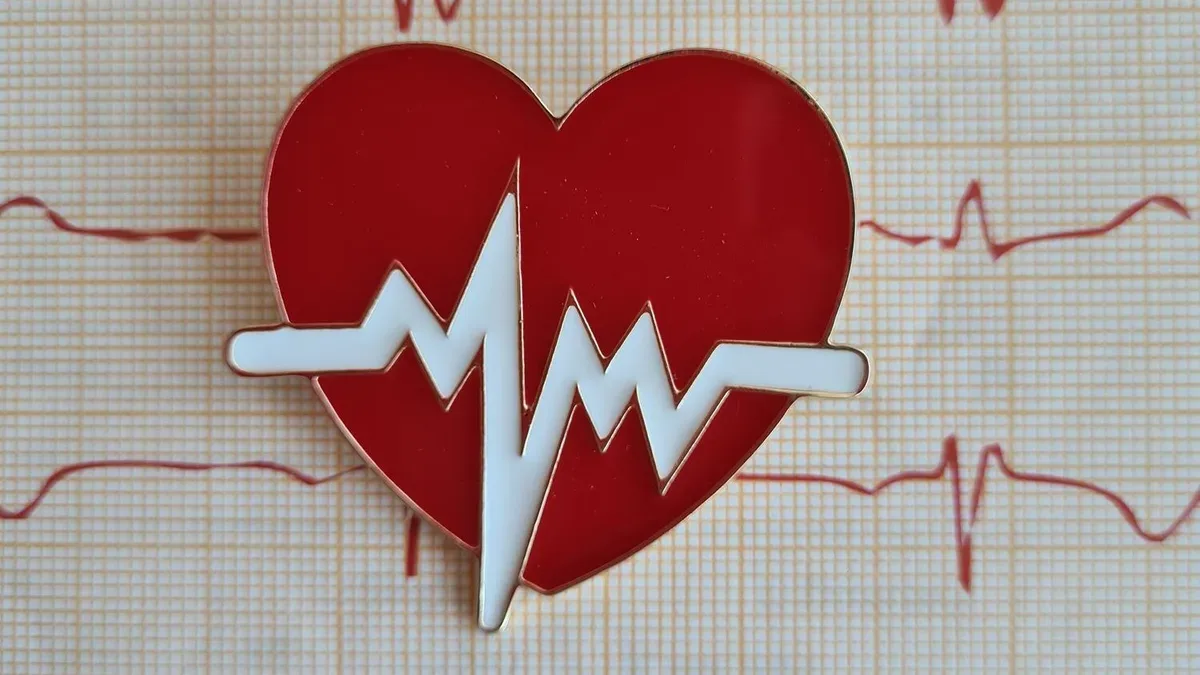 Trazado de electrocardiograma con icono de corazón que ilustra el estudio de las arritmias cardíacas